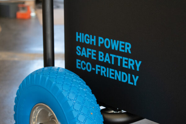 AXSOL ARVEY E5 mobiler rollbarer Batteriespeicher für professionelle Einsätze Baustelle Baustrom Reifen